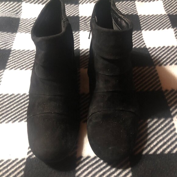Aerosoles Play Date barely worn leather upper black suede 2" heel booties 8.5M - Picture 3 of 5